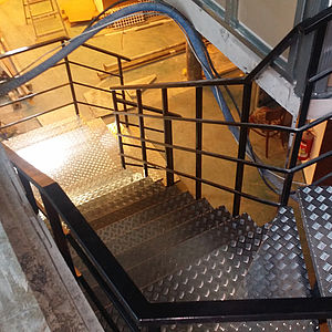 Schody metalowe wewnętrzne i zewnętrzne
